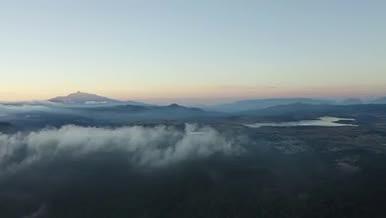 日落时分航拍飞过群山的风景视频的预览图